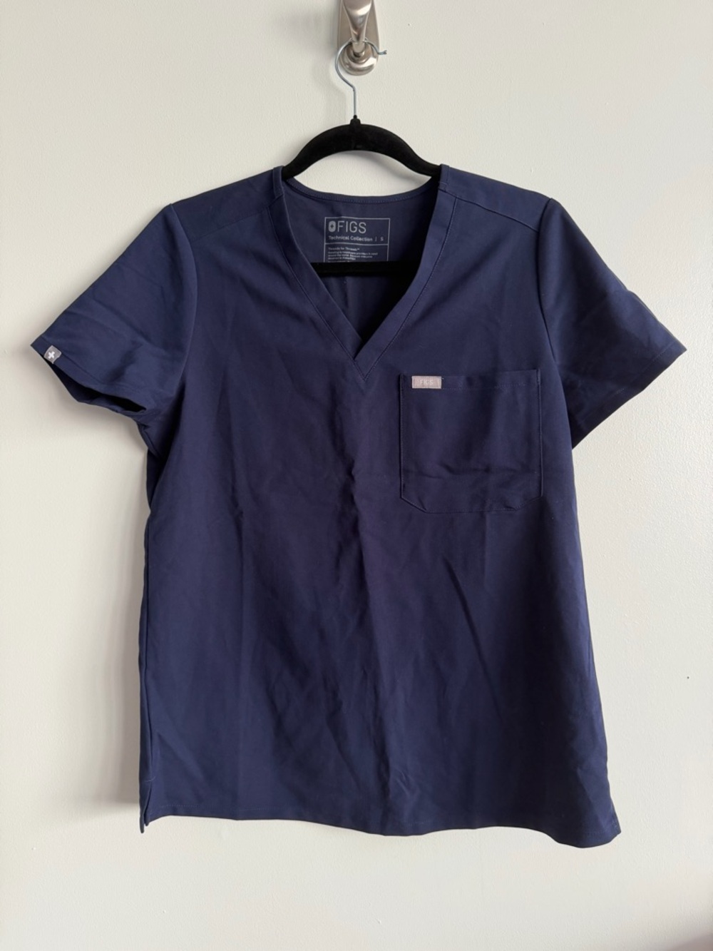 FIGS Women’s V-Neck Scrub Top Catarina in Navy